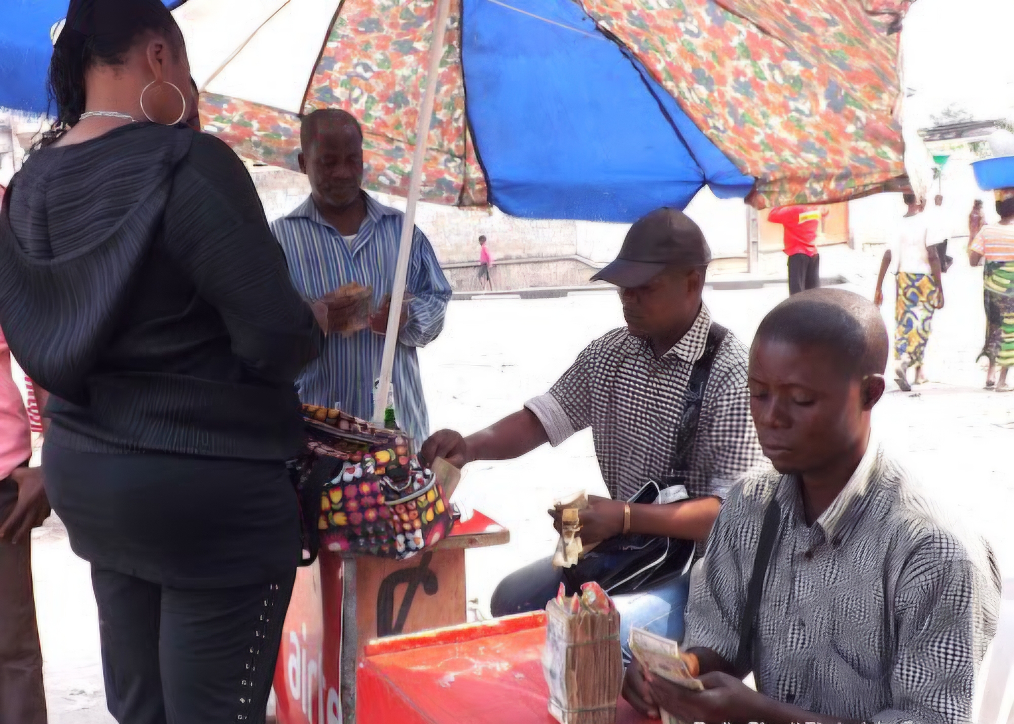 L'opération "Zéro cambiste ambulant" est en cours à Kinshasa pour traquer les changeurs de monnaie de rue et interdire l'affichage ostentatoire d'espèces.