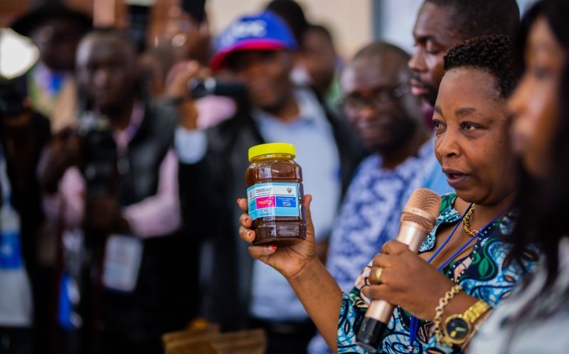 Une entrepreneuse congolaise qui présente le produit de son entreprise lors d'une rencontre organisée par la Chambre de commerce de la RDC à l'EAC
