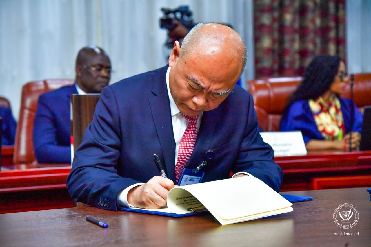 Cette cérémonie de signature a impliqué le Groupement des entreprises chinoises, représenté par la China Railway Group Limited, d'un côté...