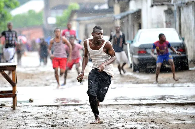 Les Kuluna, ces membres de bandes de grand banditisme urbain, en train de semer la terreur dans un quartier de Kinshasa