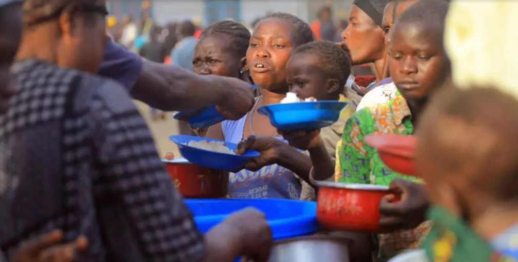 Les déplacés reçoivent de l'aide alimentaire de MSF dans un camp à Bunia, en RDC. (REUTERS)