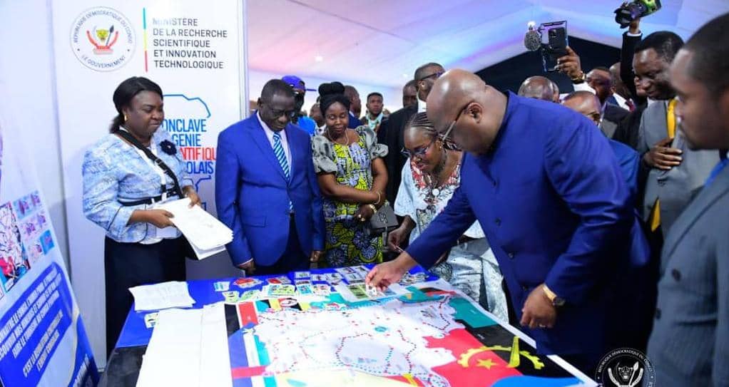 Le chef de l'Etat congolais, Félix Tshisekedi, en train de jouer au GELU au conclave du Génie scientifique congolais, au Palais du peuple, à Kinshasa