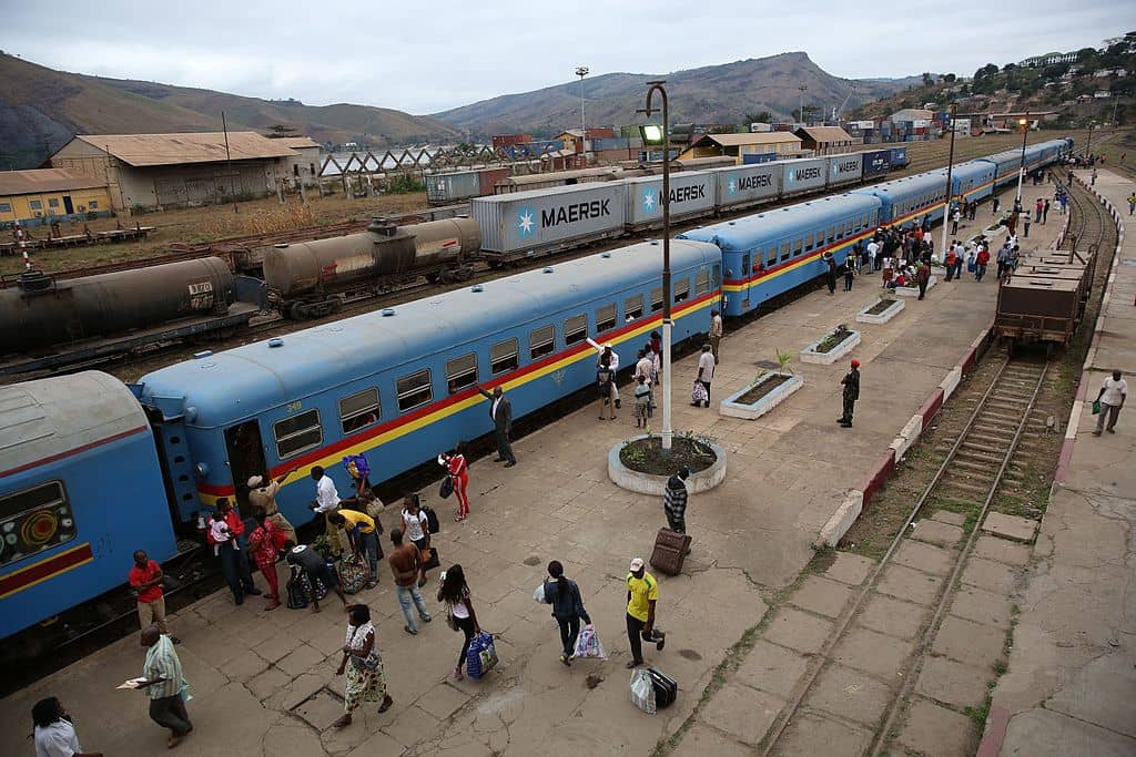 Il faut 366 kilomètres et 8 à 9 heures de train pour couvrir la distance de la Gare centrale de la Gombe, à Kinshasa, au terminus du port de Matadi