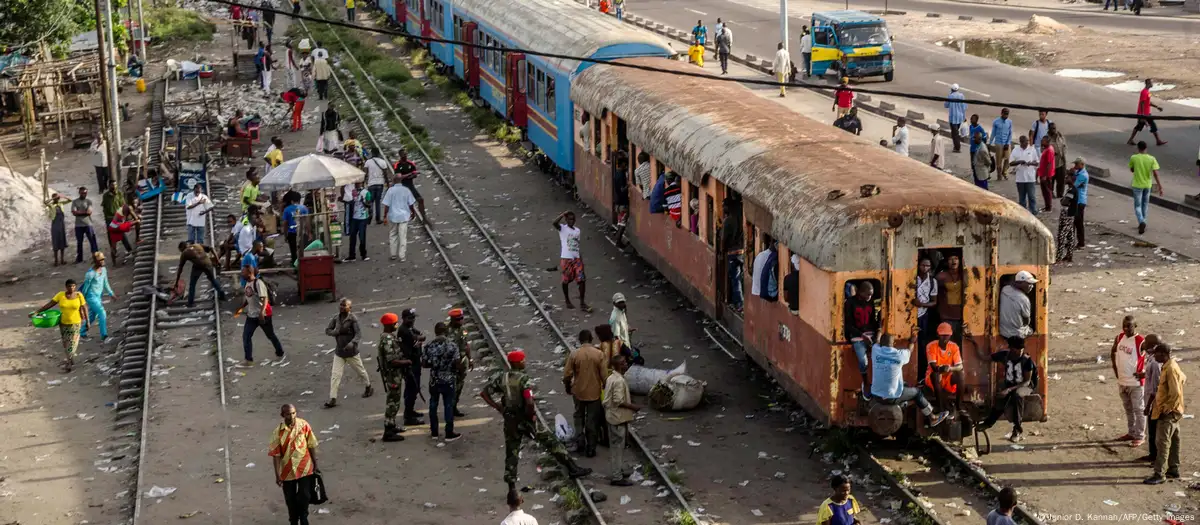 Le chemin de fer sur le trajet Kinshasa-Matadi n’a besoin que de 12 millions de dollars pour sa réhabilitation, selon une mission conduite par l’assistant logistique de la Présidence de la République, Jean Paul Mulamba, qui accompagnait les experts de la SCTP pour prendre connaissance de l’état de la voie et l’avancement des travaux. 