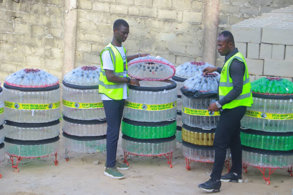 Lutte contre la pollution plastique, un vrai défi pour la ville de Kinshasa. A droite de la photo, l'environnementaliste et innovateur Bob Bobo Benza avec ses poubob