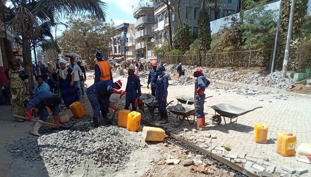 75 personnes sont affectées par Kilomètre, soit 375 personnes dans l’ensemble, pour accomplir cette tâche parmi les 7 000 recrutées