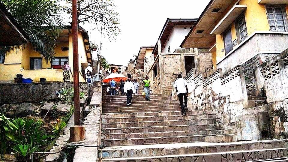 Une des rues typiques, dans la commune de Nzanza. On n'en trouve pas beaucoup ailleurs dans le pays