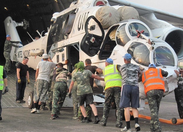 Trois hélicoptères Mi-124 et deux Mi-8 qui ont été partiellement démontés sur place pour pouvoir être chargés dans un Antonov An-124 