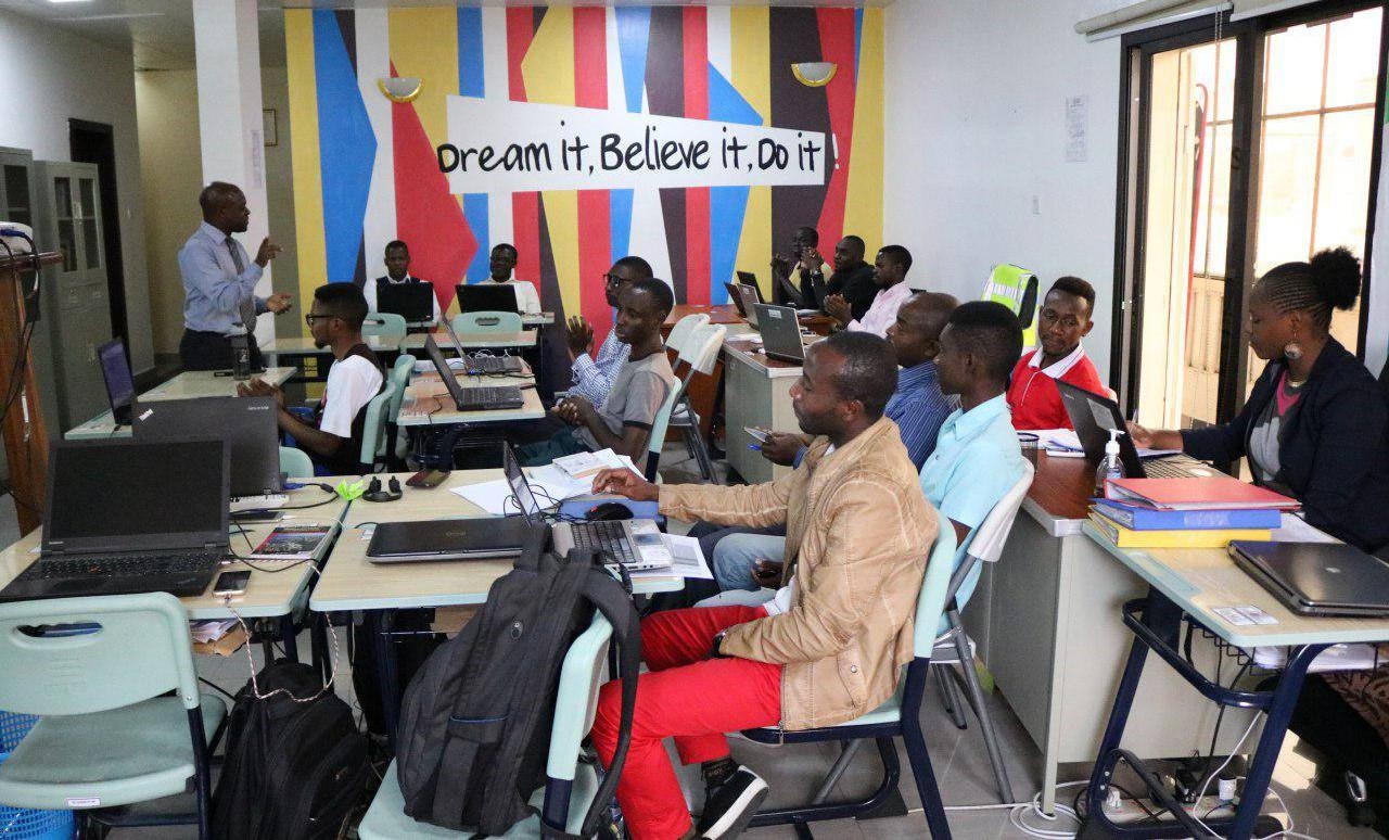 "Dream it, Believe it, Do it" : "Rêve-le, Crois-y, Fais-le", une belle invitation à imaginer ses objectifs (rêver), à avoir confiance en ses capacités (croire), et à passer à l'action (faire) de Kivu Entrepreneurs