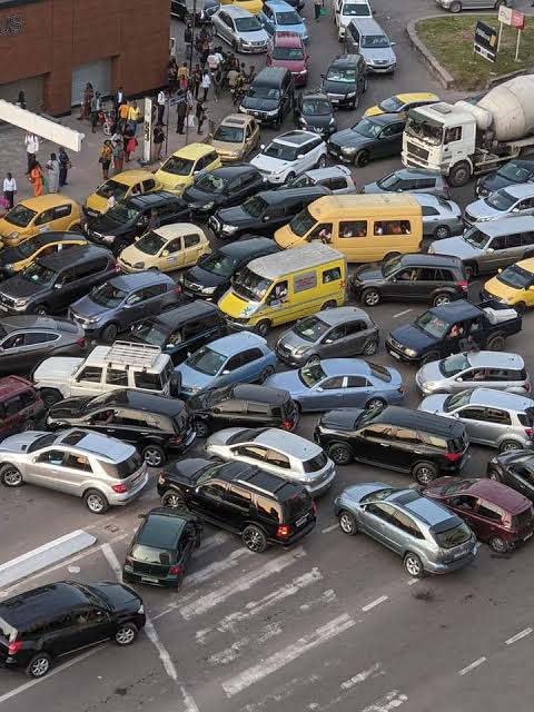 Et si le drame de la gouvernance congolaise n’était pas seulement un problème de moyens, mais d’abord un problème d’hommes et de femmes placés aux mauvais endroits ?
